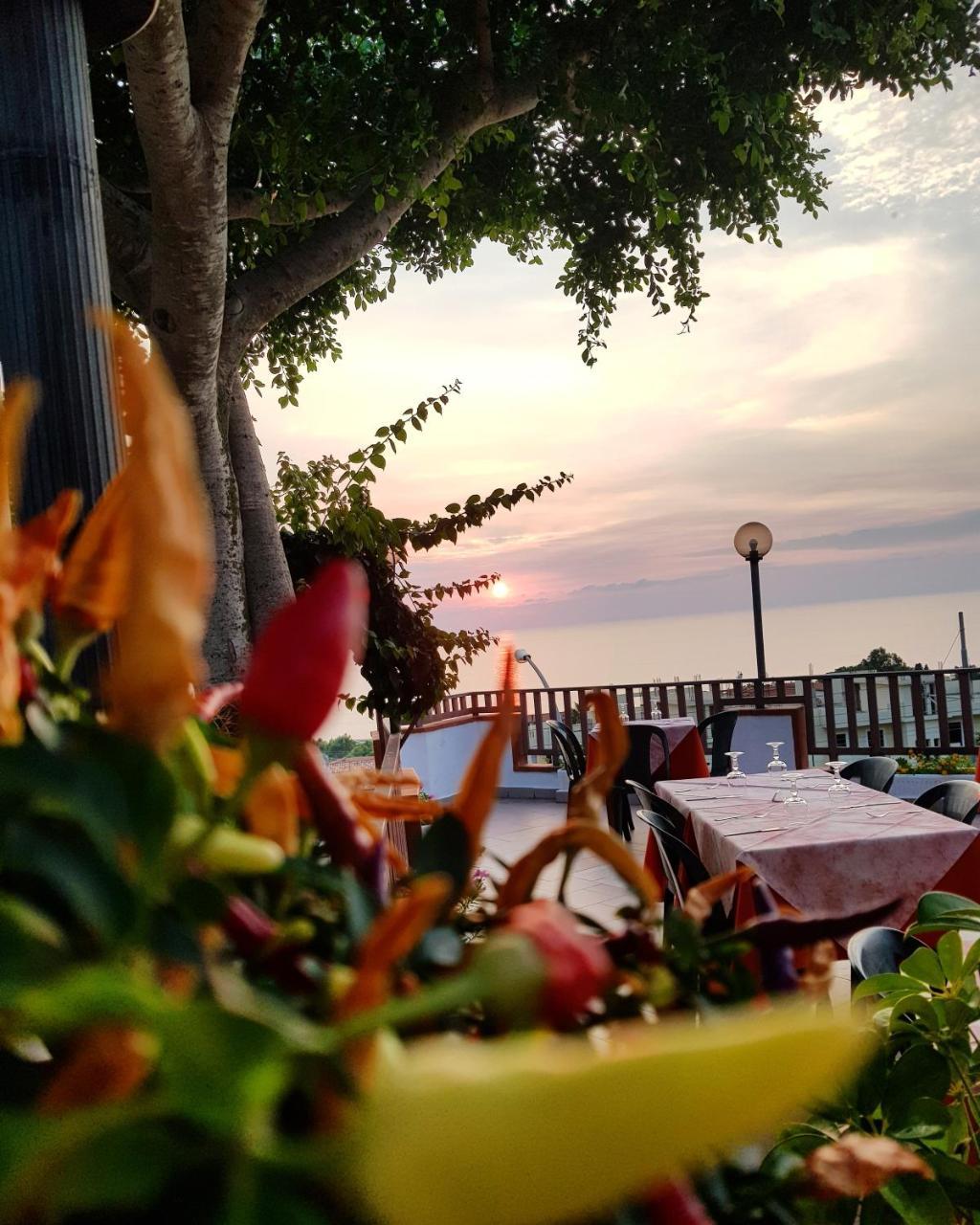 San Carlo - Terrazzo Sul Mare Con Ristorante E Pizzeria Bed & Breakfast Zambrone Ngoại thất bức ảnh